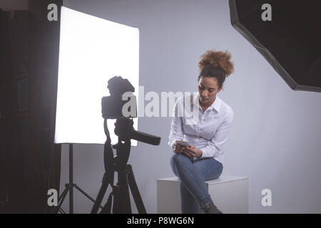 Fotografin mit Handy Stockfoto