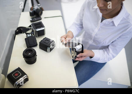 Fotografin entfernen Haspel von der Digitalkamera Stockfoto