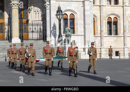 BUDAPEST, Ungarn - 5. Mai 2014: Die Zeremonie der Anhebung der nationalen Flagge vor dem Parlament in Budapest Stockfoto