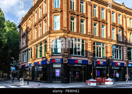 Metro Bank Niederlassung der Tottenham Court Road, London, England, UK. Stockfoto