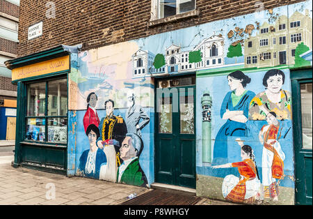 Bunte Seite Fassade des Nachbarschaftszentrum an der Ecke Tottenham und Goodge Street, Westminster, London, W1T, England, UK. Stockfoto