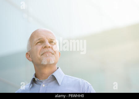 Der Mann mit der Suche und etwas in der Ferne beobachten. Stockfoto