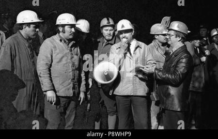 Die letzten Abguss des uedwestfalen' Stahlwerk in Hagen am 31. März 1976 durch die Arbeiter und Angestellten verwendet wurde demonstrativ über den Verlust ihrer Arbeitsplätze zu protestieren. | Verwendung weltweit Stockfoto