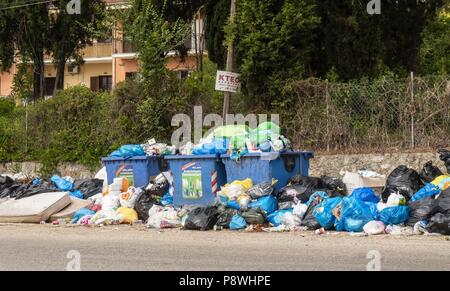 Müll am Straßenrand auf der griechischen Insel Korfu | Verwendung weltweit Stockfoto