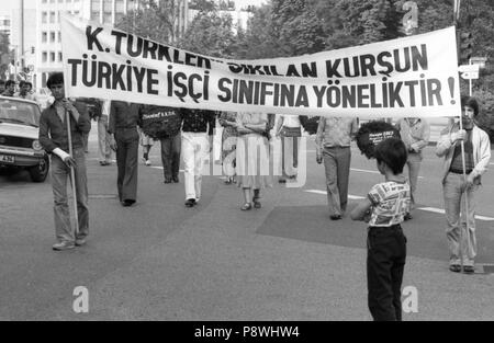 Türkische schweigen März am 24. Juli 1980 in Köln anlässlich der Ermordung von Gewerkschaftsführer Kemal Tuerkler in Istanbul. | Verwendung weltweit Stockfoto