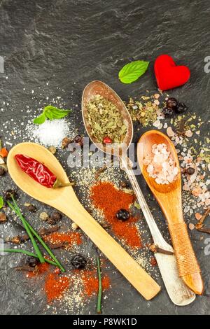 Verschiedene Arten von Spice auf schiefer Platte. Verkauf von Gewürzen. Vorbereitung der scharfes Essen. Werbung spice Verkäufer Stockfoto