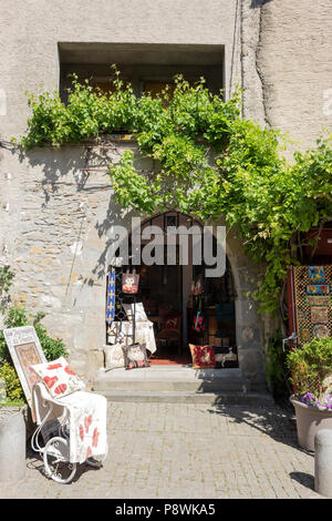 Die mittelalterliche Cité von Carcassonne, Französisch Departement Aude, Occitanie Region, Frankreich. Ein Souvenirshop mit Tapisserie arbeiten in der Stadt. Stockfoto