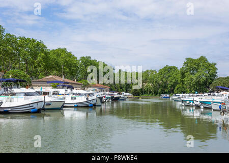 Der Canal du Midi, Carcassonne, französischen Departement Aude, Occitanie Region, Frankreich. Boote auf den von Bäumen gesäumten Kanal. Stockfoto