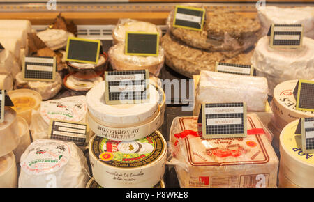 Verschiedene Käsesorten auf Verkauf im Shop in Carcassonne, Frankreich. Stockfoto