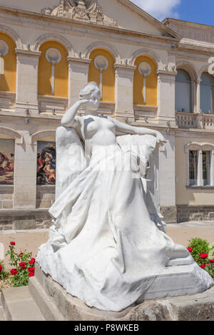 Helena, Statue von Raymond Sudre (1870-1962) außerhalb des Museums der Bildenden Künste, Place Gambetta, Carcassonne, Frankreich. Stockfoto