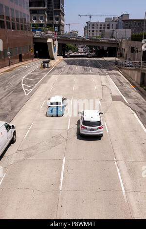 West 4th Street von South Hope Street, Downtown Los Angeles, Kalifornien, USA Stockfoto