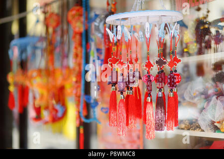 Rote chinesische Dekorationen in Chinatown in New York City, USA Stockfoto