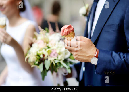 Braut und Bräutigam in ein Eis im Freien auf einer Hochzeit Tag Stockfoto