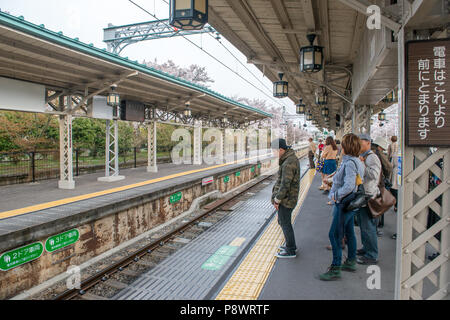 Pendler auf einer Plattform an Arashiyama statioalong der Hankyu Eisenbahn Kobe. Dies ist einer der drei großen S-Bahnlinien in der Kobe Osaka. Stockfoto