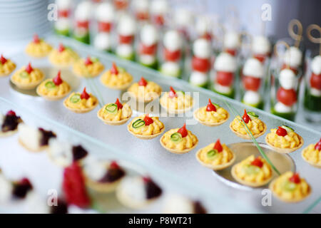 Platten mit sortierten Finger Food Snacks auf ein Ereignis oder Abendessen Stockfoto