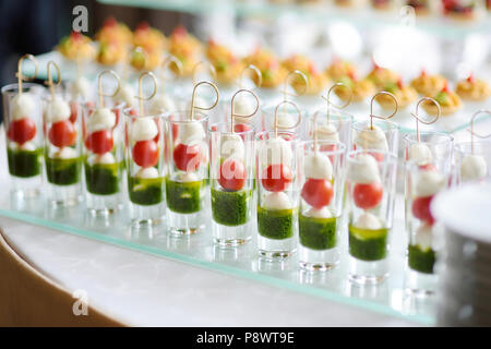 Platten mit sortierten Finger Food Snacks auf ein Ereignis oder Abendessen Stockfoto