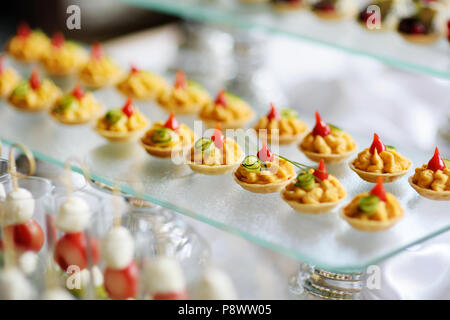 Platten mit sortierten Finger Food Snacks auf ein Ereignis oder Abendessen Stockfoto