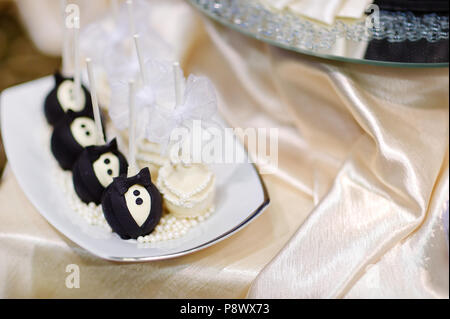 Braut und Bräutigam Kuchen erscheint auf einer Platte Stockfoto