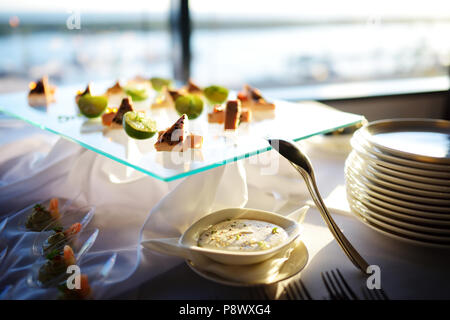 Platten mit sortierten Finger Food Snacks auf ein Ereignis oder Abendessen Stockfoto