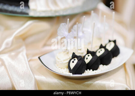 Braut und Bräutigam Kuchen erscheint auf einer Platte Stockfoto