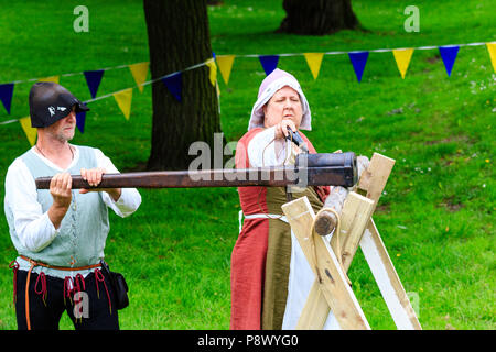 Ein frühes Beispiel eines deutschen Nahbereich hand Cannon ruht auf Holz, feuerte auf mittelalterlichen Re-enactment Veranstaltung am Sandwich Stockfoto