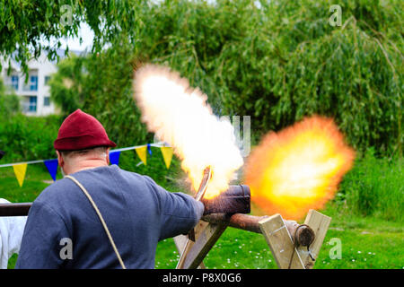Ein frühes Beispiel eines deutschen Nahbereich hand Cannon ruht auf Holz abgefeuert werden an mittelalterlichen Re-enactment Veranstaltung am Sandwich Stockfoto