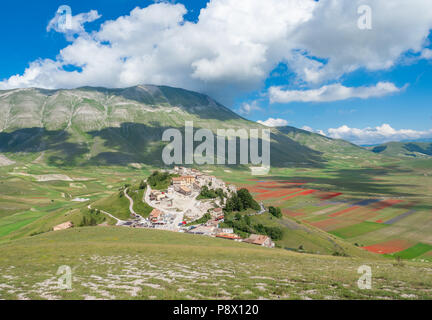 Castelluccio Di Norcia, 2018 (Umbrien, Italien) - Die berühmte Landschaft Blüte mit vielen Farben, im Hochland der Sibillinischen Berge, Italien Stockfoto