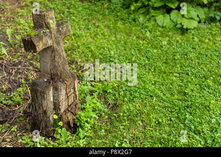 Aus Holz geschnitzte Grab Marker Stockfoto