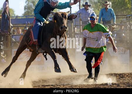 Rodeo Cowboy reiten ein Stier, Fitzroy Crossing, Kimberley, Nordwesten Australien | Verwendung weltweit Stockfoto