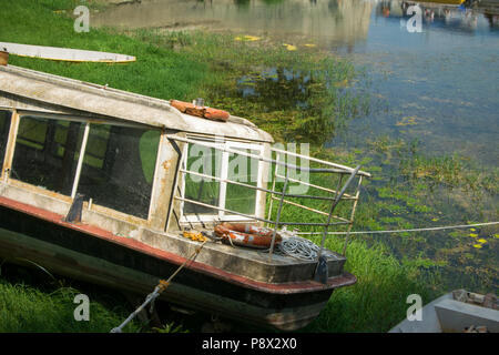 Alte kaputte aufgegeben Fähre für die Passagiere auf den rivershore Stockfoto