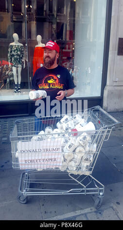 James O'Brien Donald Trump verkauft, WC-Papier, als Teil der Proteste gegen den Besuch von US-Präsident Donald Trump nach Großbritannien. Stockfoto