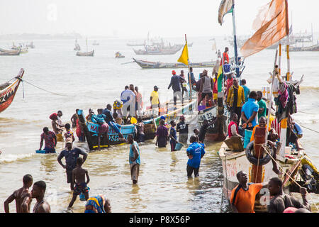 Fischerboote im Meer mit Fischern, Accra, Ghana Stockfoto