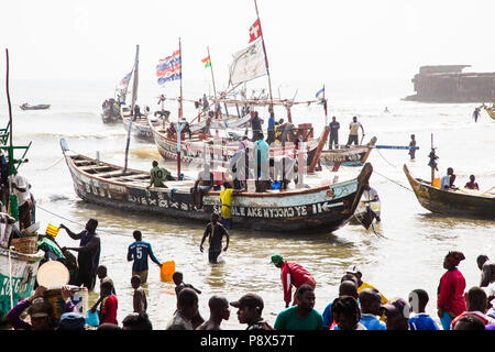 Fischerboote im Meer mit Fischern, Accra, Ghana Stockfoto