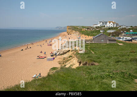 Urlauber auf Hive Strand Burton Bradstock Dorset UK Stockfoto