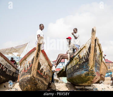 Fischer auf traditionellen Fischerbooten, Accra, Ghana Stockfoto