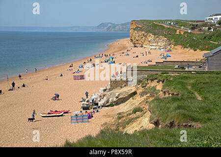 Urlauber auf Hive Strand Burton Bradstock Dorset UK Stockfoto