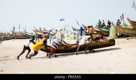 Fischer schleppen Fischerboot zum Strand, Accra, Ghana Stockfoto