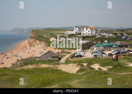 Urlauber auf Hive Strand Burton Bradstock Dorset UK Stockfoto