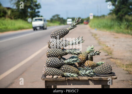 Ananas zum Verkauf am Straßenrand, Ghana Stockfoto