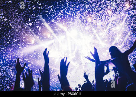 Portrait der glücklichen Menge genießen Musik Festival Stockfoto