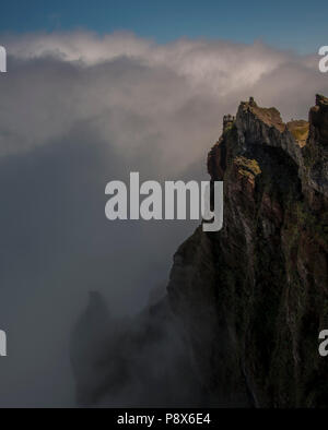 FUNCHAL, PORTUGAL - MÄRZ 24, nicht identifizierte Personen am Aussichtspunkt auf dem Gipfel des Pico Arieiro Berge am 24. März 2016 in Funchal, dieser Berg ist einer der 2 höchsten auf der Insel Madeira Stockfoto