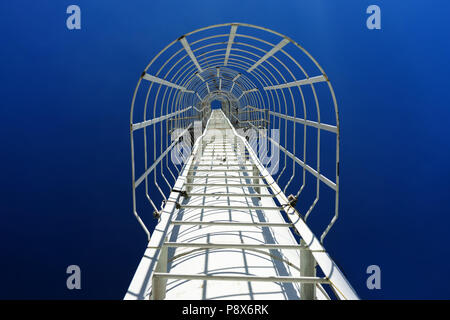 Weiße schmiedeeiserne Treppe auf die Leitung steigt in den blauen Himmel ohne Wolken Stockfoto