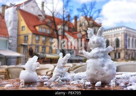 Hasen von Schnee auf dem Tisch in der Stadt Caf auf dem livu Square in Riga an einem sonnigen Tag im Frühjahr Stockfoto