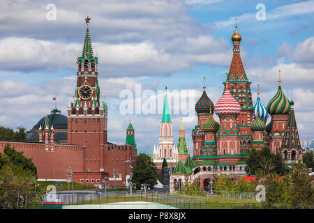 Der hl. Basilius Kirche in Moskau, Russland. Blick vom neuen Zaryadie Park Stockfoto