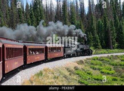 Restaurierte Dampflok 489 auf die Cumbres und Toltec scenic Narrow guage Railway, wenn der Zug Last von Touren durch die Landschaft in neuen Mexi Stockfoto