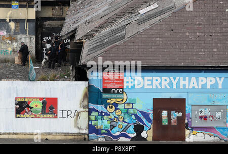 PSNI Recherchen in der Bogside Bereich von Londonderry im Anschluss an die sechste aufeinander folgende Nacht der Unordnung in der Stadt. Bild Datum: Freitag, 13. Juli 2018. Jugendliche in der Stadt Bogside haben Benzin Bomben auf Polizei und zufällig vorbeifahrenden Fahrzeuge geworfen und auch ein Feuer an einer der Überführung. Siehe PA Geschichte ULSTER Paraden. Photo Credit: Brian Gesetzlosen/PA-Kabel Stockfoto