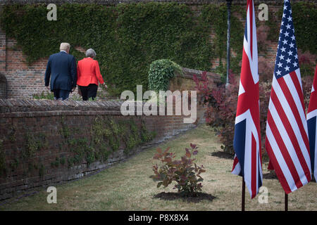 US-Präsident Donald Trump Spaziergänge mit Premierminister Theresa kann nach einer gemeinsamen Pressekonferenz auf Waffeln, ihr Land Wohnsitz in Buckinghamshire. Stockfoto