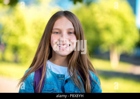 Schöne und glückliche kleine Mädchen im Teenageralter. Sommer in der Natur. Emotional lächelt glücklich lachend. Emotion des glücklichen Lebens. Stockfoto