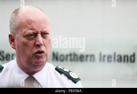 PSNI Chief Constable George Hamilton während einer Pressekonferenz in der Strand Road Polizei in Londonderry im Anschluss an die sechste aufeinander folgende Nacht der Unordnung in der Stadt. Bild Datum: Freitag, 13. Juli 2018. Jugendliche in der Stadt Bogside haben Benzin Bomben auf Polizei und zufällig vorbeifahrenden Fahrzeuge geworfen und auch ein Feuer an einer der Überführung. Siehe PA Geschichte ULSTER Paraden. Photo Credit: Brian Gesetzlosen/PA-Kabel Stockfoto