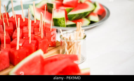 Wassermelone in Würfel schneiden für die Zubereitung von Schokolade Wassermelone beißt. Stockfoto
